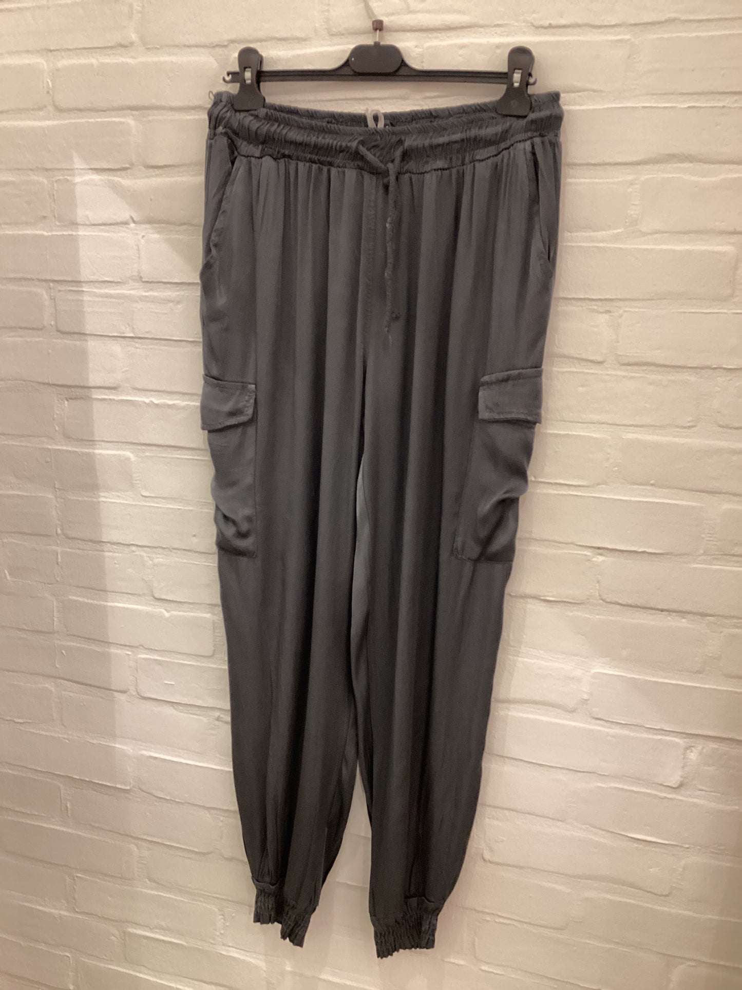 Satin cuffed cargo pants / Trousers